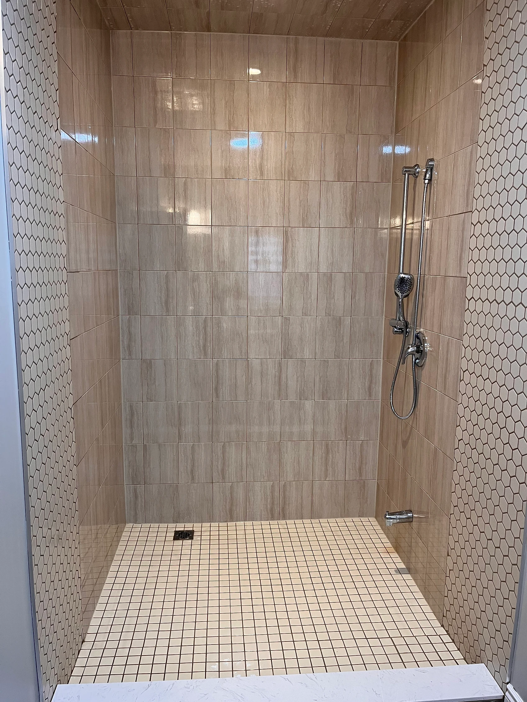 Clean bathroom tub/shower